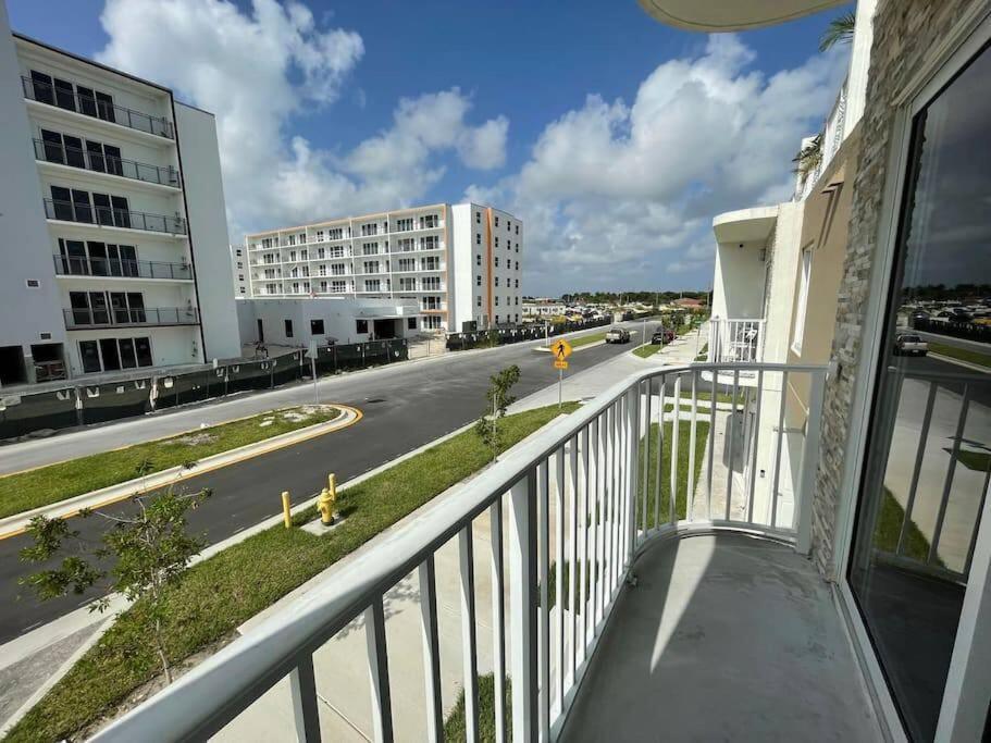 Vacay Spot Experience Luna Sky! 65" Tv Bar, Bbq, Shower Massage Jets, Music, Go To Fl Keys Гомстед Екстер'єр фото